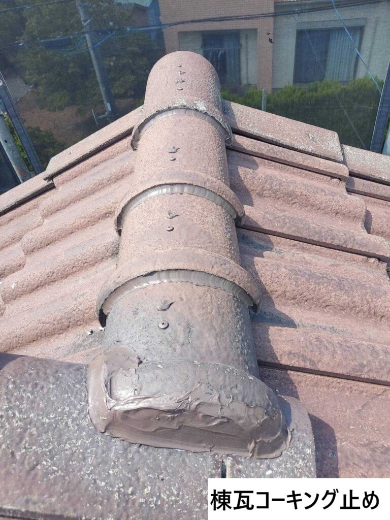 ビスでとめたうえに、コーキングを使用し固定してずれないようにしていきます。